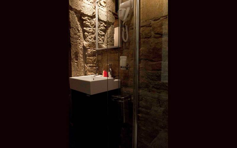 le lavabo avec un placard en dessous