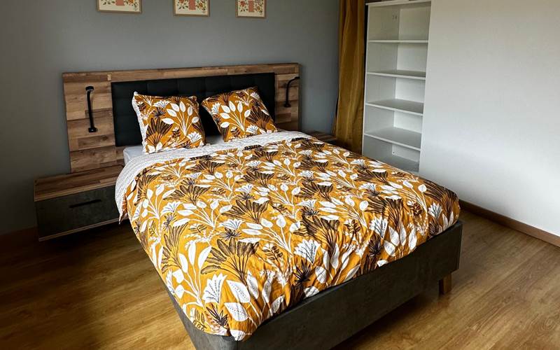 Chambre accessible aux personnes à mobilité réduite, offrant un espace dégagé, un lit facilement accessible