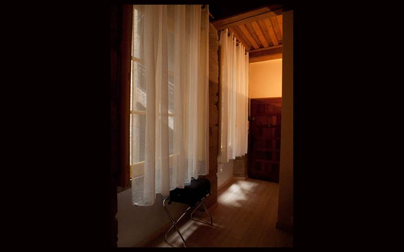 l'entrée du studio avec son porte valise sur la gauche.