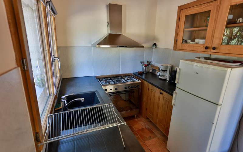 Cuisine équipée et fonctionnelle, vaisselle comprise