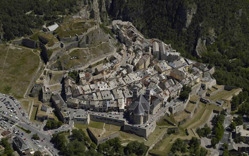 73e95556-d840-4e46-9179-60218f614655-photo-around