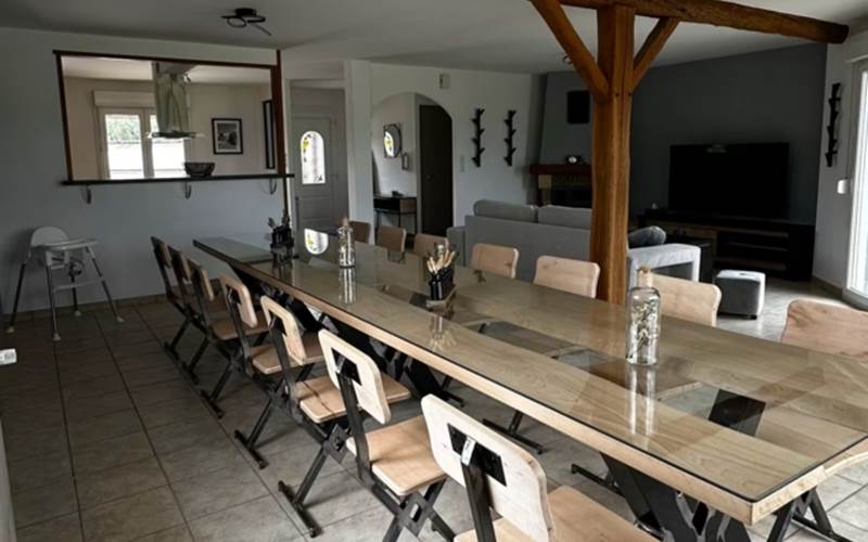 Salle à manger équipée d’une grande table pouvant accueillir jusqu’à 14 personnes.