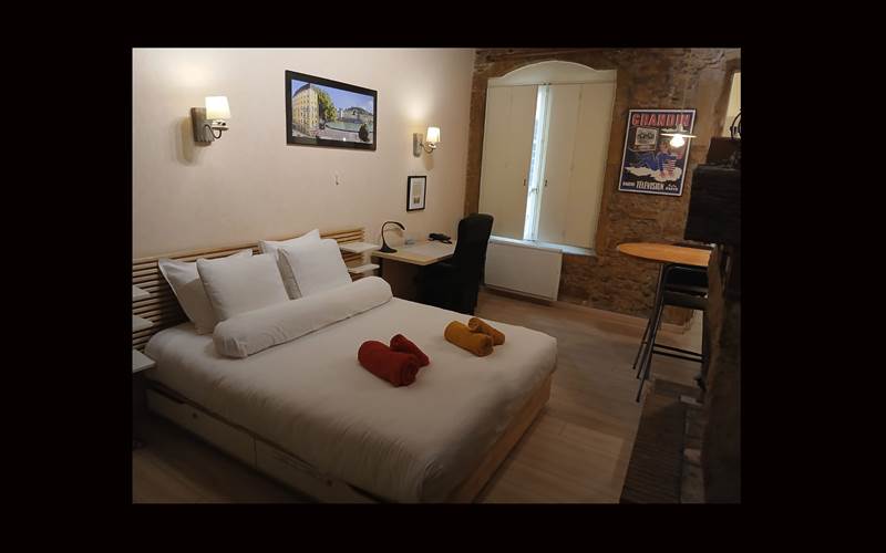 la pièce principale du studio, la literie 160 "queen Size" avec l'option grand confort en place.