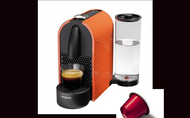Cafetière Nespresso, les cartouches sont fournies.