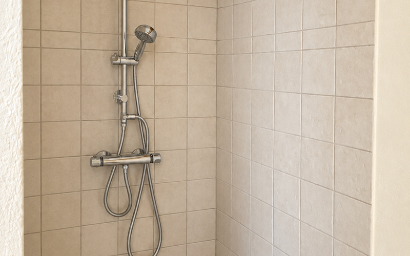 "La salle d'eau privative dispose d'une douche à l'italienne, dans un esprit simple et naturel."