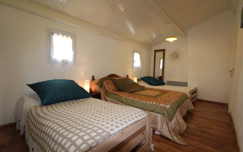 vue sur les monts d'Ardèche du gîte familial, gîte familial convivial et de regroupement d'amis en ardèche rhone alpes pde 16 à 24 personnes.