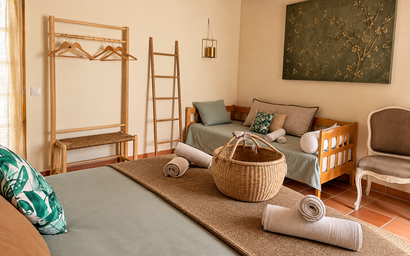 "Une chambre chaleureuse aux matières naturelles, pensée pour conjuguer confort, douceur et esprit provençal"