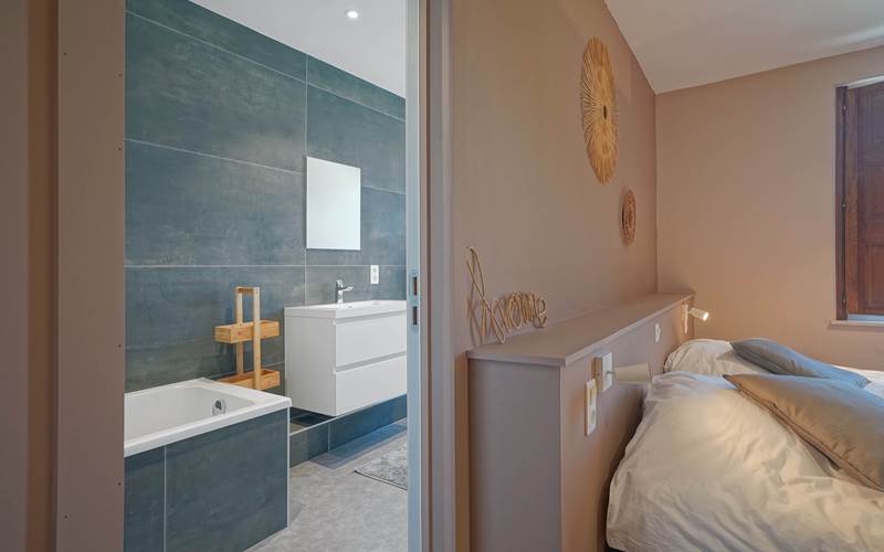 Chambre et salle de bain grand gîte