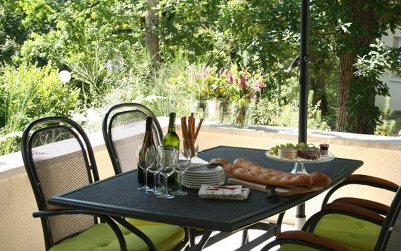 dejeuner entre amis terrasse villa charentaise etang vallier resort