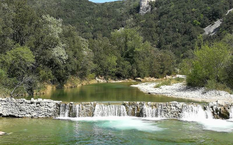 vue sur les monts d'Ardèche du gîte familial, gîte familial convivial et de regroupement d'amis en ardèche rhone alpes pde 16 à 24 personnes.