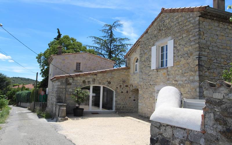 gîte de groupe avec piscine au domaine Montloubier à Villeneuve de berg en ardèche et Rhône alpes  2 à 9 personnes
