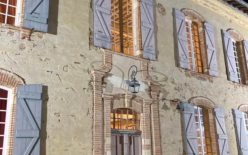 Façade illuminée de nuit