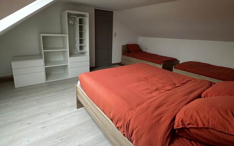 Une chambre confortable à l’étage