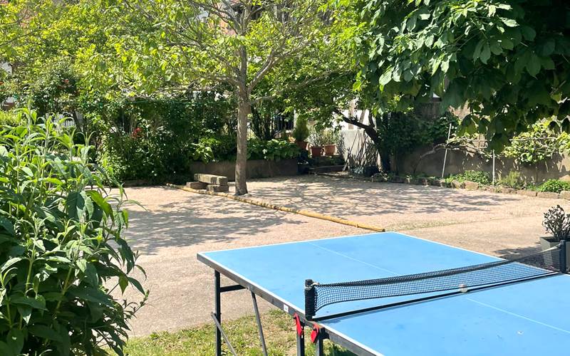 La table de Ping-pong dans le jardin de la propriété