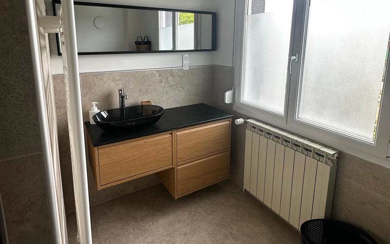 Salle de bain équipée et entièrement accessible aux personnes à mobilité réduite.