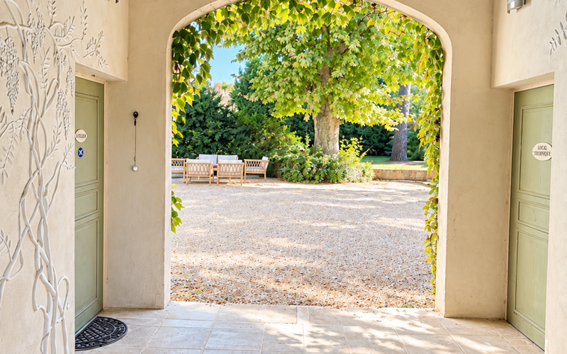 "L'entrée du patio, comme une invitation à découvrir l'atmosphère singulière du Mas, entre esprit hacienda et douceur provençale"