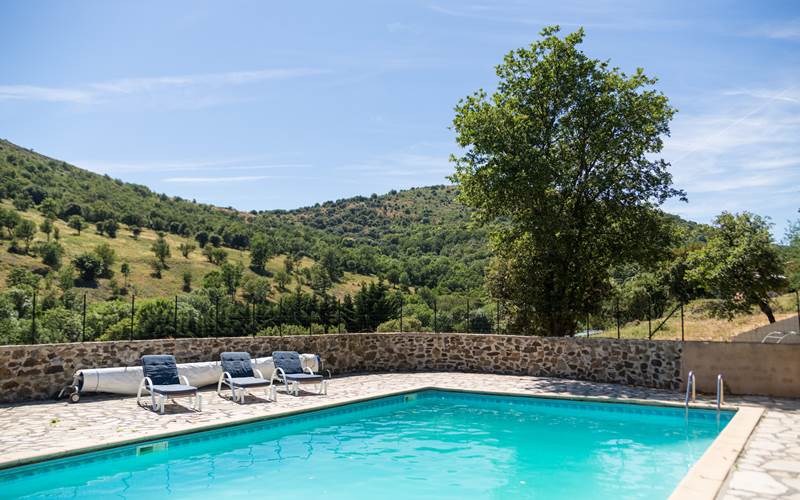 La piscine et la grande terrasse pour profiter d'un moment de calme