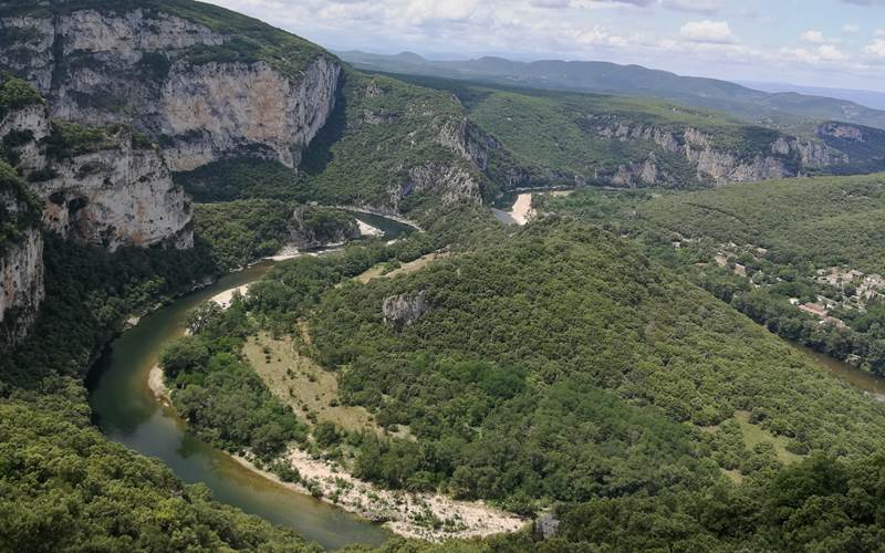 vue sur les monts d'Ardèche du gîte familial, gîte familial convivial et de regroupement d'amis en ardèche rhone alpes pde 16 à 24 personnes.