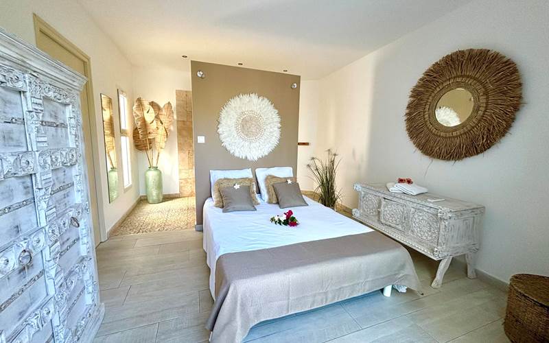 Les Ti Pêcheurs villa grise chambre RDC