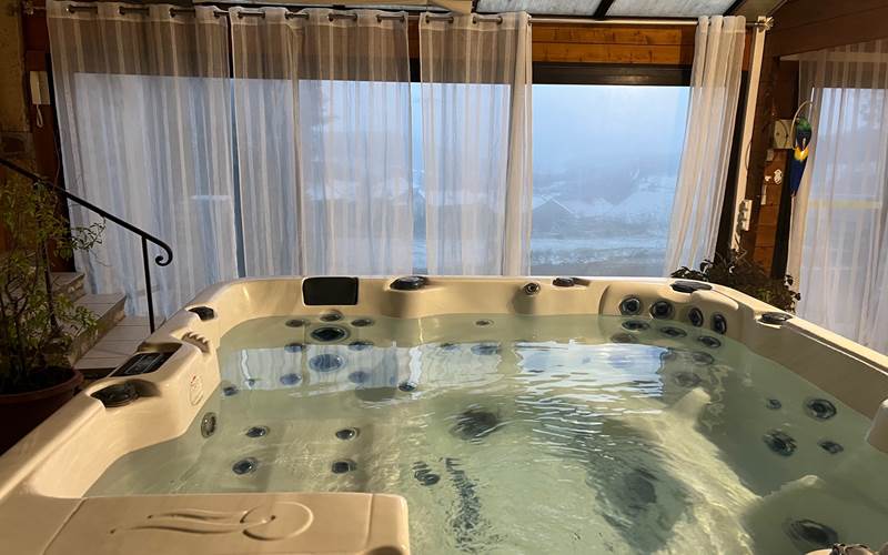 Espace bien-être dans véranda avec Spa (6 places) et Sauna