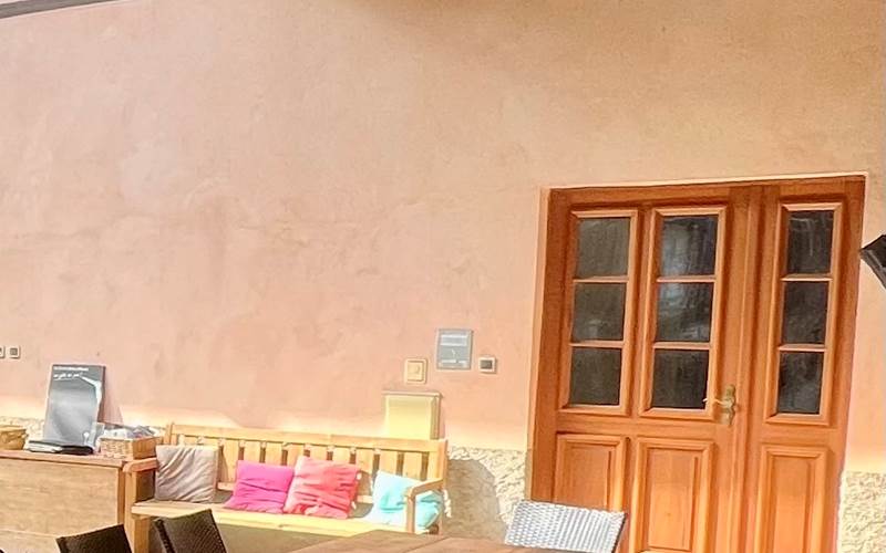 Entrée du gîte la glycine avec son salon de jardin sous la terrasse couverte