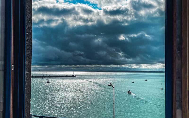 CHAMBRE VUE SUR MER. COTE D'ÉMERAUDE