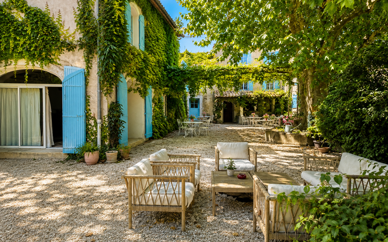 La cour du Mas, un lieu paisible et convivial au coeur de la maison d'hôtes