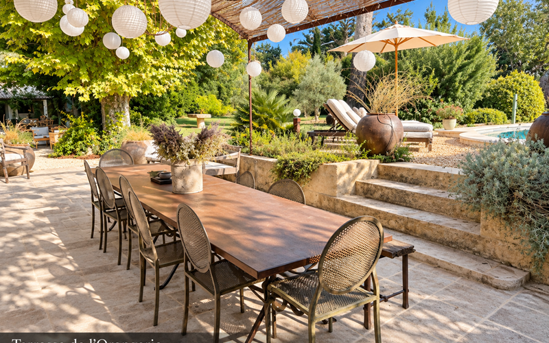 "Terrasse de l'Orangerie - Grande Table à l'ombre des lanternes, face au jardin et à la piscine"