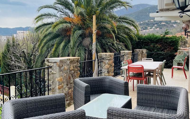 Mas Néoulous salon et coin repas terrasse