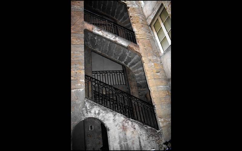 architecture de la cage d'escalier, vue de la cour intérieure
