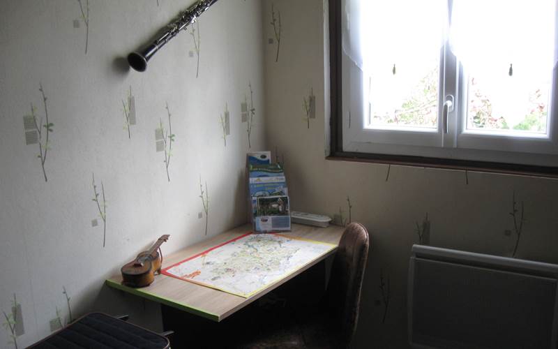 Bureau avec chargeur USB