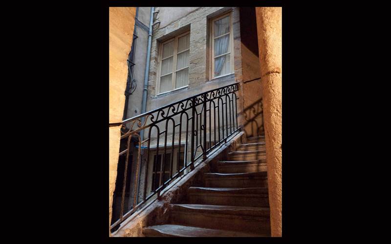 l'escalier intérieur, typique de ce type d'immeuble.