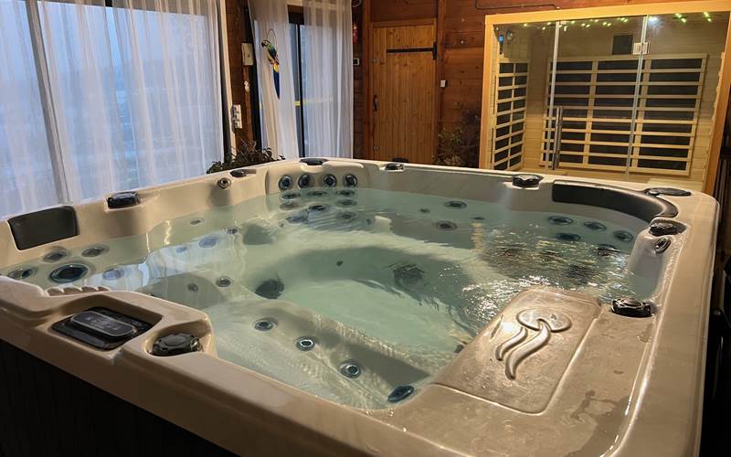 Espace bien-être dans véranda avec Spa (6 places) et Sauna