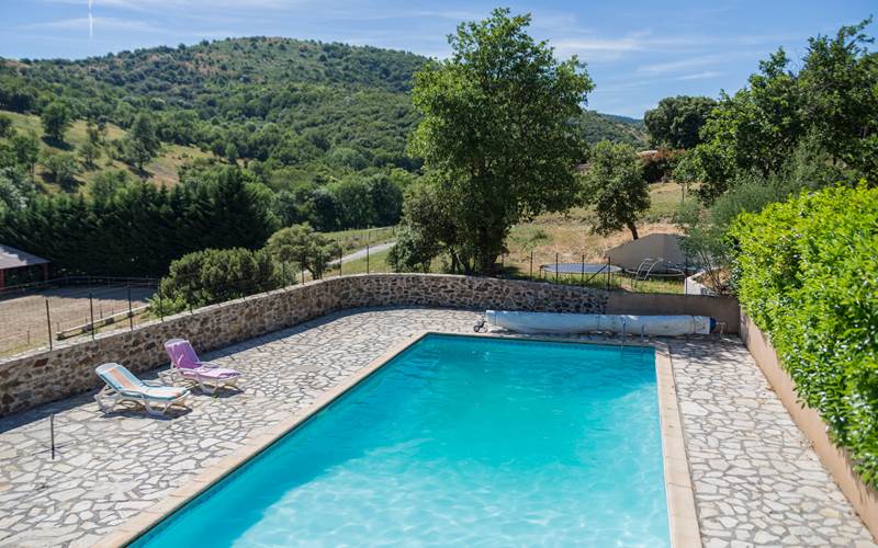 La piscine partagée dans un cadre calme, avec transats et grande terrasse