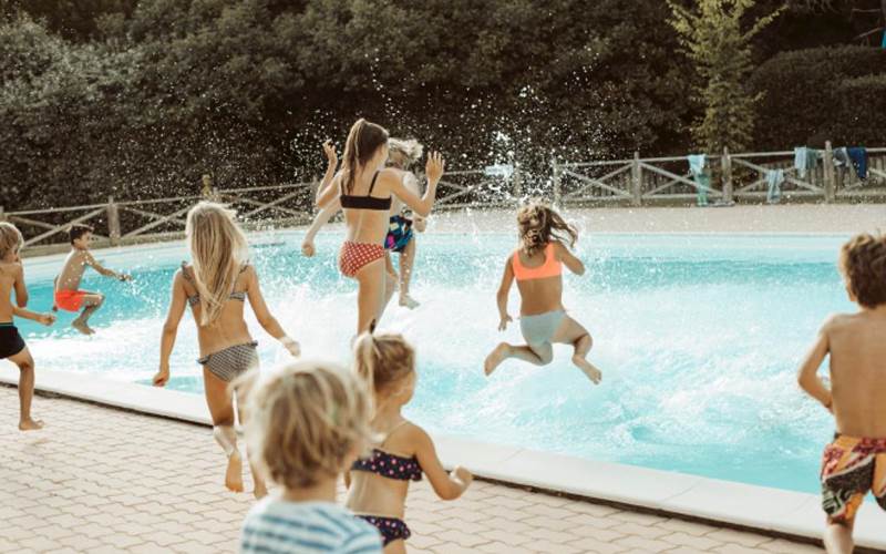 ETANG VALLIER RESORT PISCINE DU PARC LA PINEDE