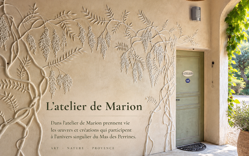 "L'art s'invite jusque sur les murs du Mas, à l'entrée de l'atelier de Marion"
