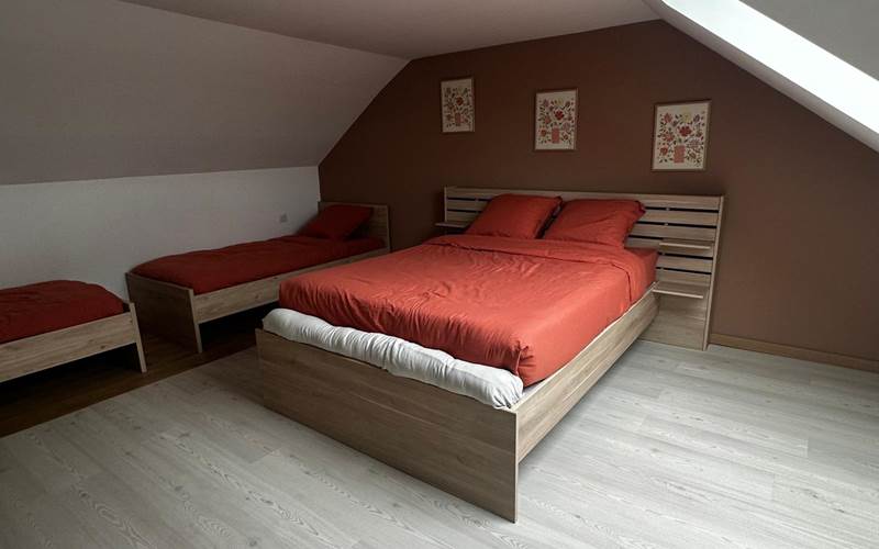 Une chambre confortable à l’étage