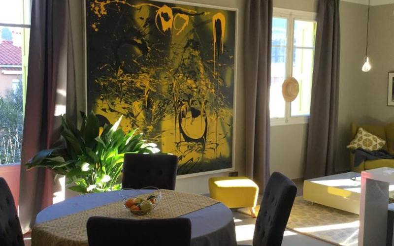 Salon de la suite "Armenn". Spacieux avec chambre séparée, idéale pour accueillir familles et groupes.