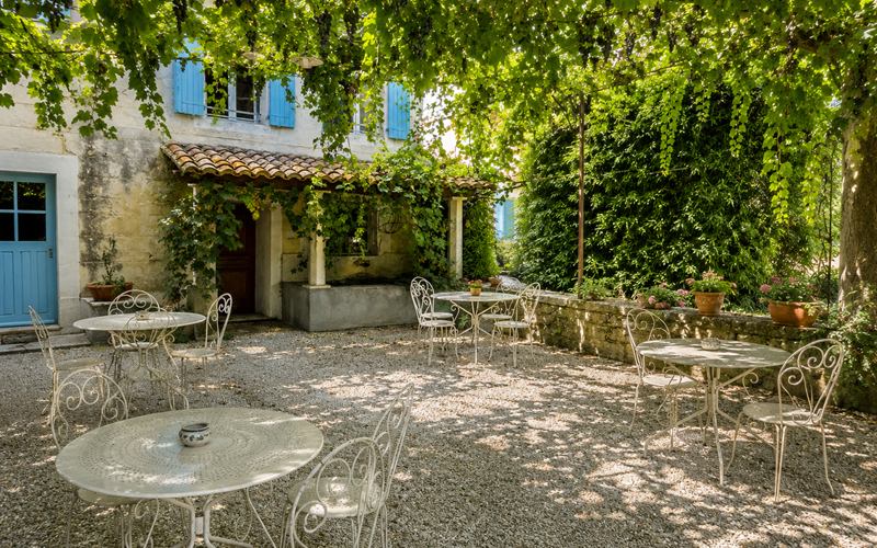 Sous la vigne, les petits déjeuners et les repas se savourent à l'ombre, dans la douceur du Mas des Perrines