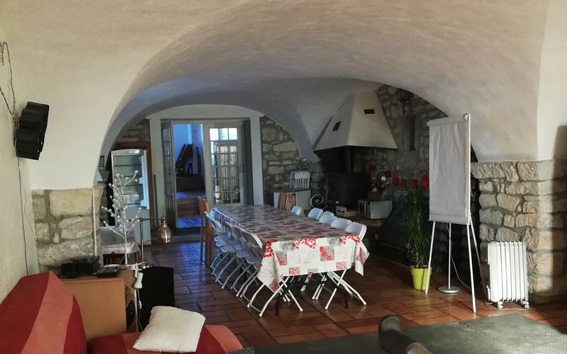 vue sur les monts d'Ardèche du gîte familial, gîte familial convivial et de regroupement d'amis en ardèche rhone alpes pde 16 à 24 personnes.
