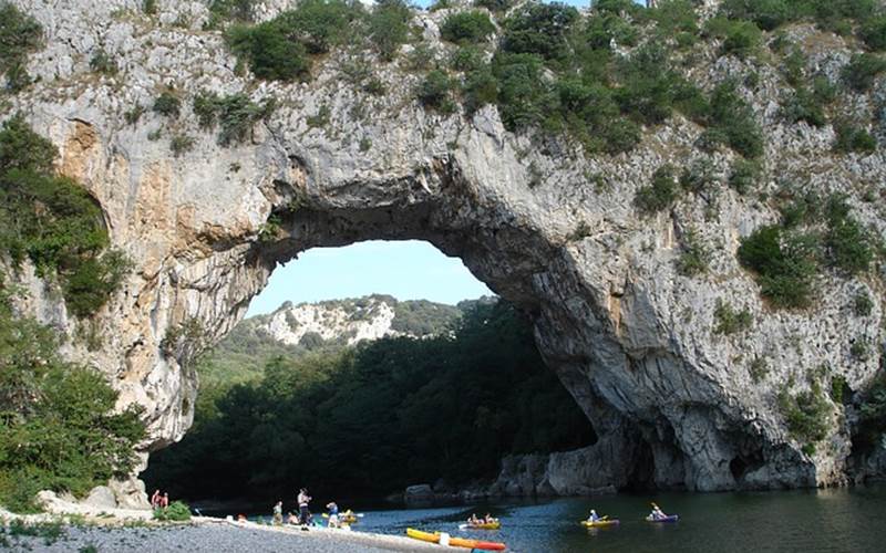 Sortie pédestre ou vélo dans village Ardèchois  ou sur voie verte et bleu en Ardèche du sud
