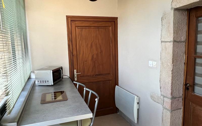 coin repas et porte accès piscine intérieure