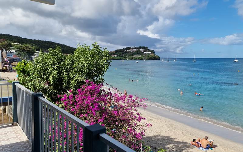 vue sur la plage depuis les appartements à l'étage