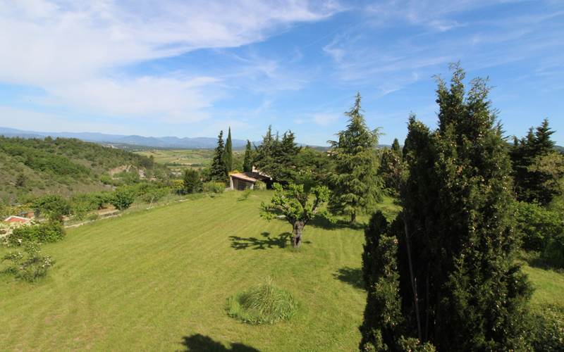 vue sur les monts d'Ardèche du gîte familial, gîte familial convivial et de regroupement d'amis en ardèche rhone alpes pde 16 à 24 personnes.