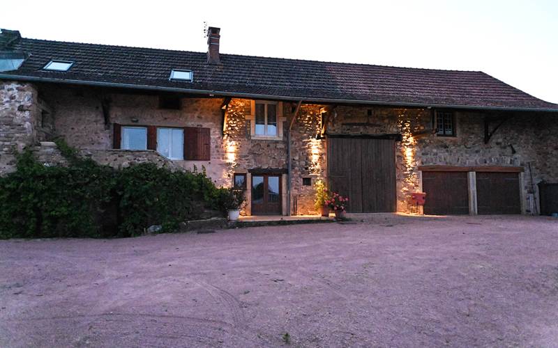 Vue maison et cour de nuit