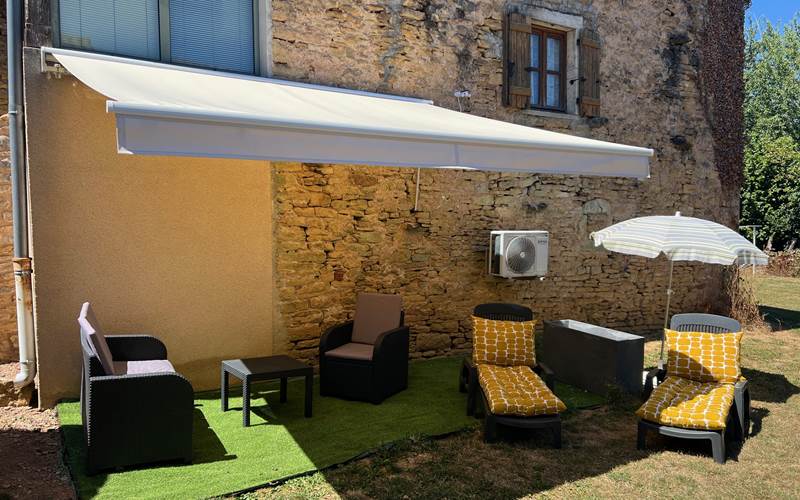 Jardin privatif de 74 m2 avec table, transats et barbecue