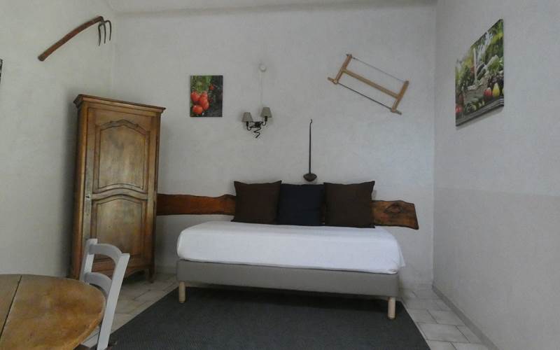 Lit dans le séjour Le Potager