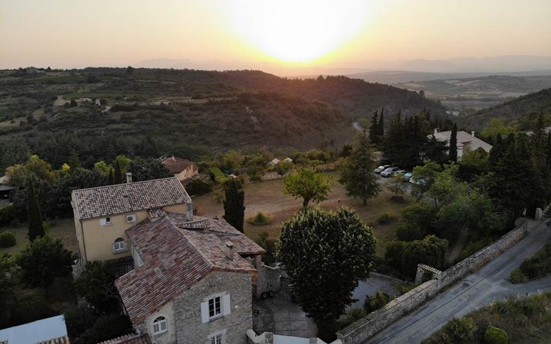 grand gîte de groupe avec piscine au domaine Montloubier à Villeneuve de berg en sud ardèche 10 à 15 personnes