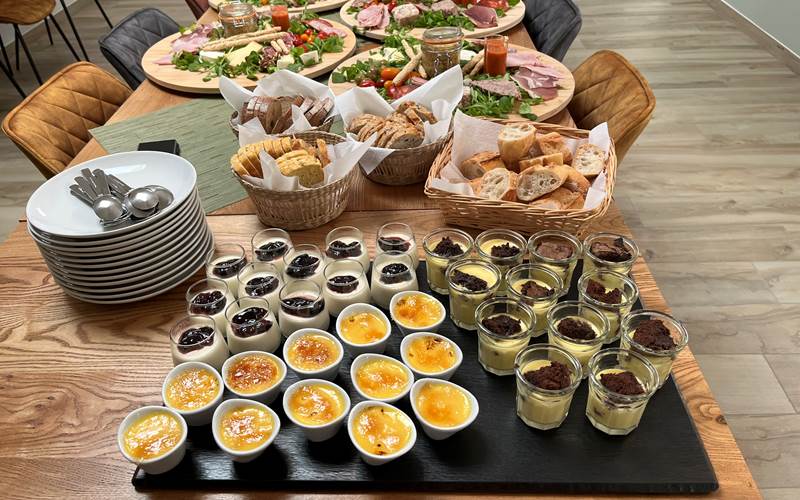 Planches gourmandes et ses desserts servis dans la salle de réception
