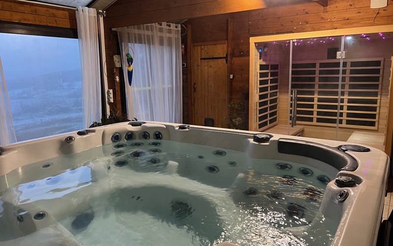 Espace bien-être dans véranda avec Spa (6 places) et Sauna